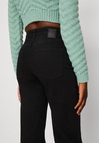 Pieces PCPEGGY WIDE PANT - Ravne kavbojke - black