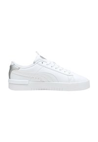 Sneakers bianchi con tomaia in pelle liscia, punta arrotondata, lacci piatti e suola in gomma bianca. Presentano accenti argentati sul tallone.