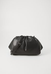 Czarna skórzana torebka z marszczonym wzorem, regulowanym paskiem i minimalistycznymi elementami, o gładkiej fakturze i wyraźnym kształcie.