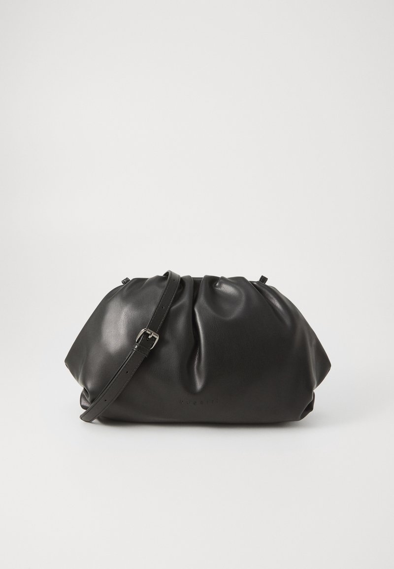 Czarna skórzana torebka z marszczonym wzorem, regulowanym paskiem i minimalistycznymi elementami, o gładkiej fakturze i wyraźnym kształcie.