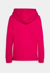 Sweat à capuche rose vif vu de dos avec manches longues et sans logos ni motifs visibles.