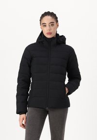 Doudoune noire avec un devant zippé, des poignets élastiques et une capuche. Le rembourrage horizontal offre une isolation et une silhouette élancée.