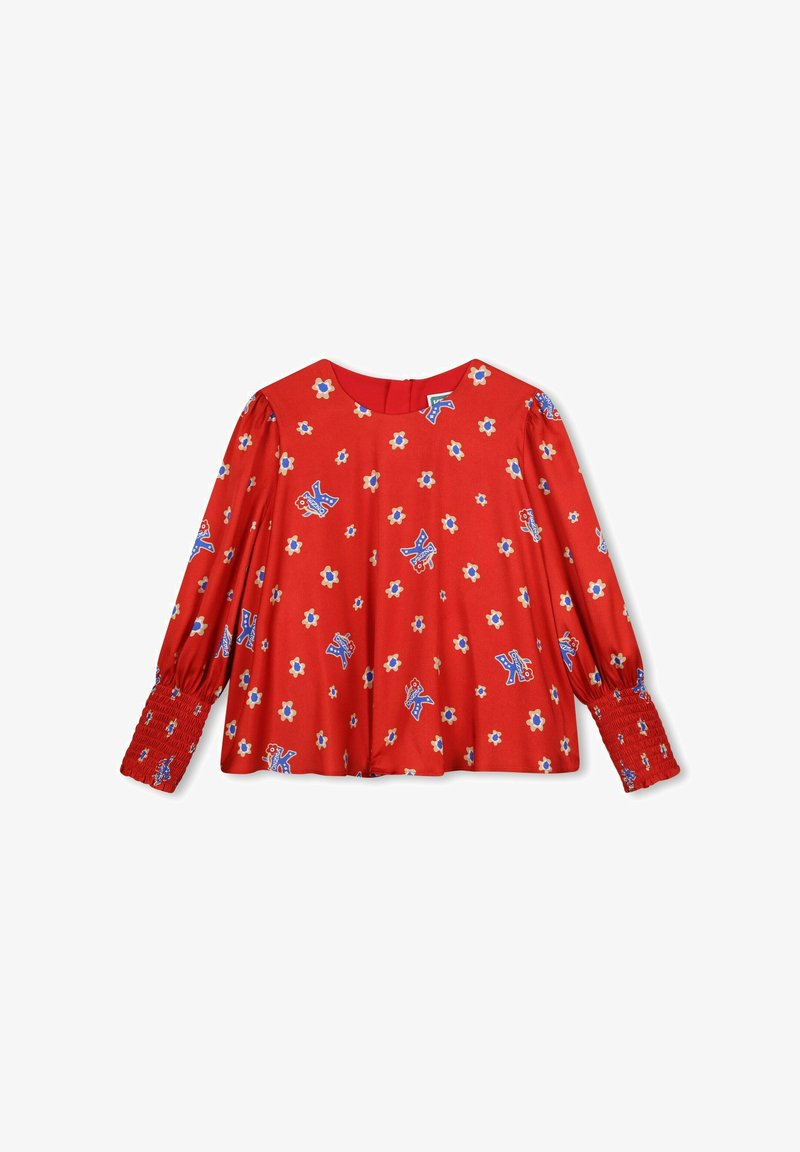 Blouse rouge à manches longues avec des motifs floraux et de papillons. Présente un col rond et des poignets élastiqués pour plus de texture.