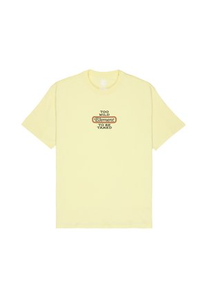 T-shirt jaune clair à manches courtes avec col rond et texte devant : "TOO WILD Element TO BE TAMED" en lettres noires et orange.