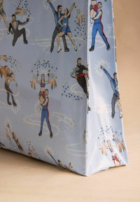 Sininen kuvioitu olkalaukku, jossa on kuvasto skeittaajista ja esiintyjistä eri asennoissa, sekä tähtiä ja dynaamisia viivoja. Teksturoitu kangas.