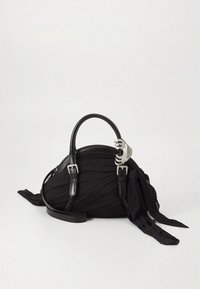 Bolso negro de tela con un diseño retorcido, que presenta una forma redondeada, detalles de cuero y un cierre con herrajes plateados.