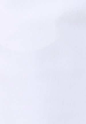 Tessuto di cotone bianco con una sottile trama diagonale mostrata da vicino.