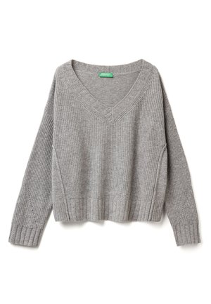 Maglione grigio a V in tessuto a coste, con maniche a costine, orlo e polsini, design morbido e dettagli con spacchetti laterali.