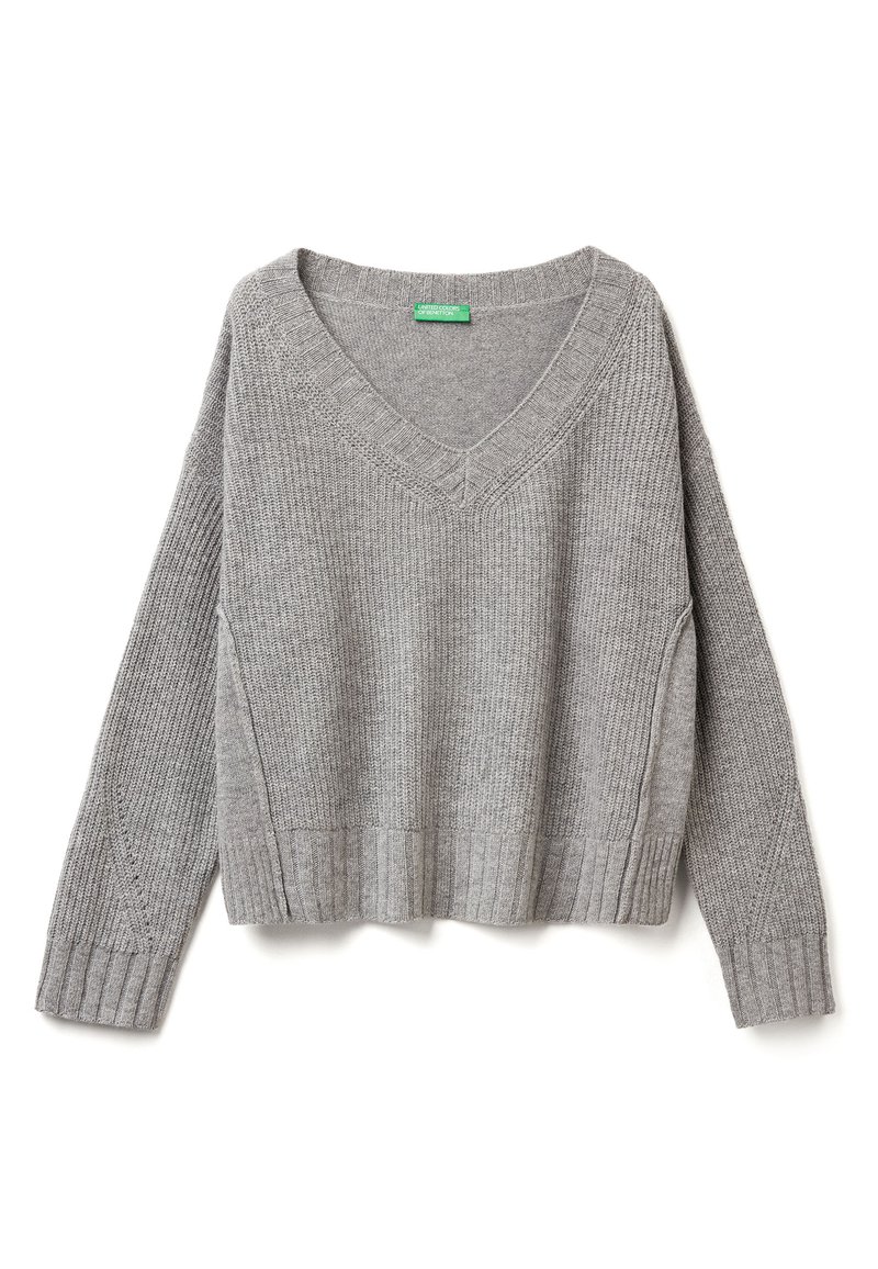 Grauer V-Ausschnitt-Pullover aus strukturiertem Strickstoff, mit gerippten Bündchen und Saum, lockerer Passform und seitlichen Schlitzakzenten.