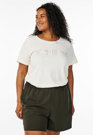 Kremowy T-shirt z napisem "VIEW" w brązowych literach, w połączeniu z ciemnozielonymi szortami z elastyczną talią. Materiał z mieszanki bawełny.
