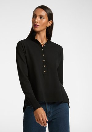 Pull noir en maille avec un col, bouton sur le devant et ourlet côtelé. Texture lisse avec des accents de boutons dorés.