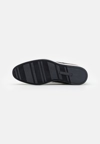 Pier One Stringate sportive - black