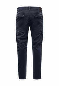 Granatowe spodnie cargo o tapered fit, wykonane z mieszanki bawełny, z dwoma bocznymi kieszeniami i dwiema tylnymi kieszeniami, gładka tekstura z minimalnymi detalami.