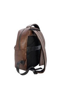 Zaino in pelle marrone dal design elegante, dotato di un pannello posteriore in rete e spallacci regolabili, che presenta una chiusura con cerniera resistente.