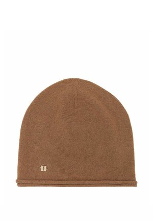 Brązowa dziergana czapka typu beanie z małą beżową kwadratową metką z logo w pobliżu podwiniętej krawędzi na białym tle.