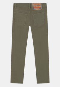 Jeans verde oliva con una textura suave, diseño de pierna recta, dos bolsillos traseros y una etiqueta rectangular con la marca en la cinturilla.