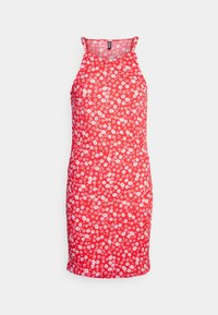 Vestido floral rojo con un cuello alto, que cuenta con un diseño ajustado y una textura acanalada. Patrón de flores blancas y rosas por toda la prenda.