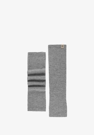 Ein Paar graue, gestrickte Beinstulpen, eine vollständig ausgestreckt und die andere gerafft, auf einem weißen Hintergrund mit einem kleinen Markenschild.