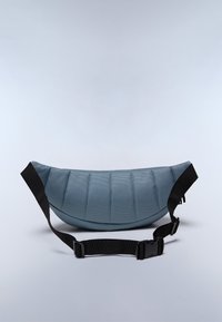 Borsa a spalla blu imbottita con forma curva, dotata di una tracolla nera regolabile e tessuto testurizzato. Design semplice e moderno senza decorazioni.