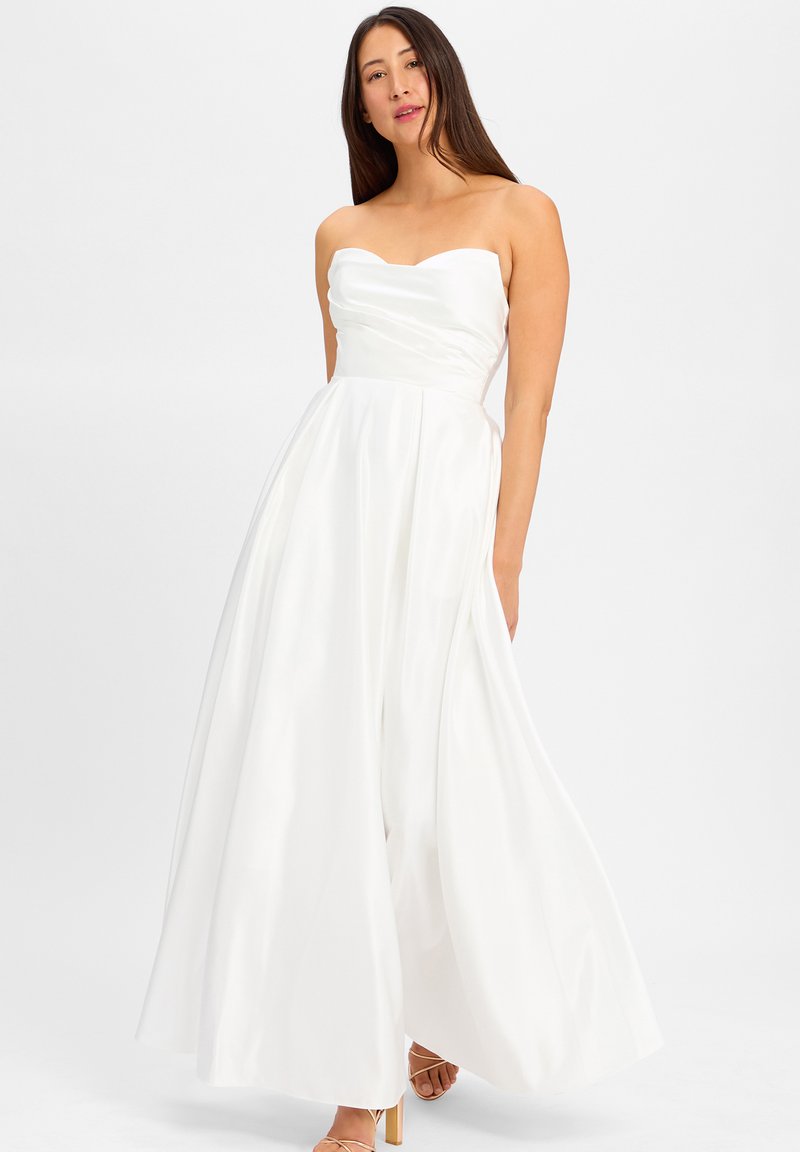Trägerkleid aus weißem Stoff mit einem taillierten Oberteil, fließendem A-Linien-Rock und Satin-Textur. Verfügt über eine glatte Oberfläche und dezente Raffungen am oberen Teil.