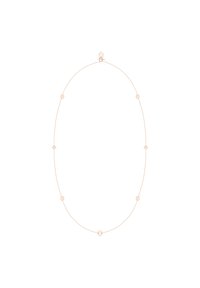 Guldtonet kæderekæde med cirkulære og diamantformede accenter, med en hjertevedhæng i midten. Glat tekstur, minimalistisk design.