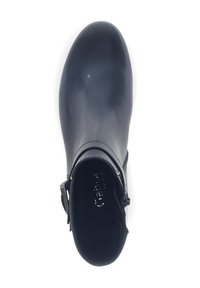 Bottine noire en synthétique avec une texture lisse, bout rond, fermeture éclair sur le côté et un accent métallique près du talon.