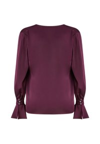 Bordo svila bluzica s dugim rukavima, zakopčanim manžetama i okruglim izrezom. Glatka tekstura, jednostavan dizajn i bez vidljivih uzoraka.