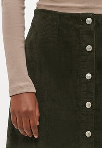 Vero Moda Petite VMETTA SHORT SKATER - A-line skjørt - forest night