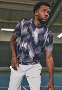 EA7 Emporio Armani TENNIS PRO TEE GRAPHIC - Camiseta deportiva - fancy violet