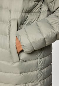 Patagonia RECYCLED SWEATER PARKA - Dūnu mētelis - river rock green