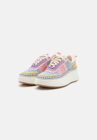 Wielokolorowe sneakersy z teksturowaną cholewką w kolorze fioletowym, różowym i żółtym oraz grubą białą podeszwą platformową.