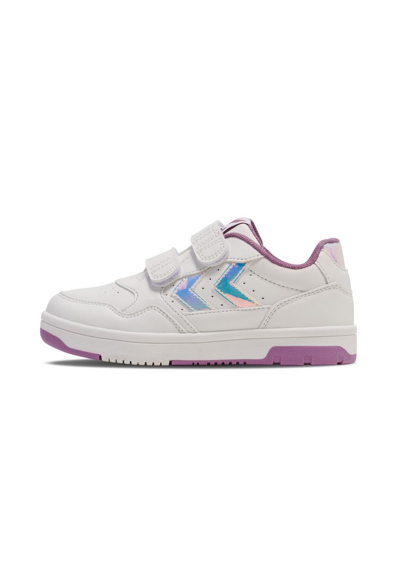 Białe sneakersy z fioletowymi akcentami, dwa paski na rzepy, iryzujący niebieski wzór w zygzak na bokach oraz teksturowana gumowa podeszwa.
