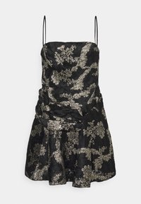 Robe noire à fines bretelles, avec un tissu texturé et un motif floral métallique doré, cintrée à la taille avec un ourlet évasé.
