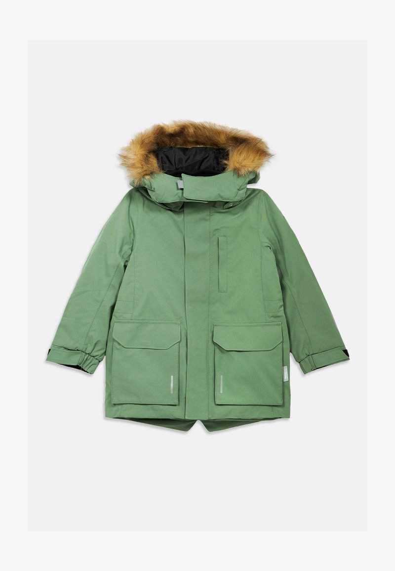 Zaļš parka ar kažokādas oderētu kapuci, augstu apkakli, priekšējo rāvējslēdzēju un divām lielām kabatām ar atloku; gluda tekstūra, izturīgs materiāls, regulējami manši.