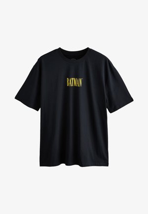 Zwart katoenen T-shirt met korte mouwen. Heeft een geel "BATMAN" tekstlogo in het midden van de borst. Klassiek ontwerp met ronde hals.