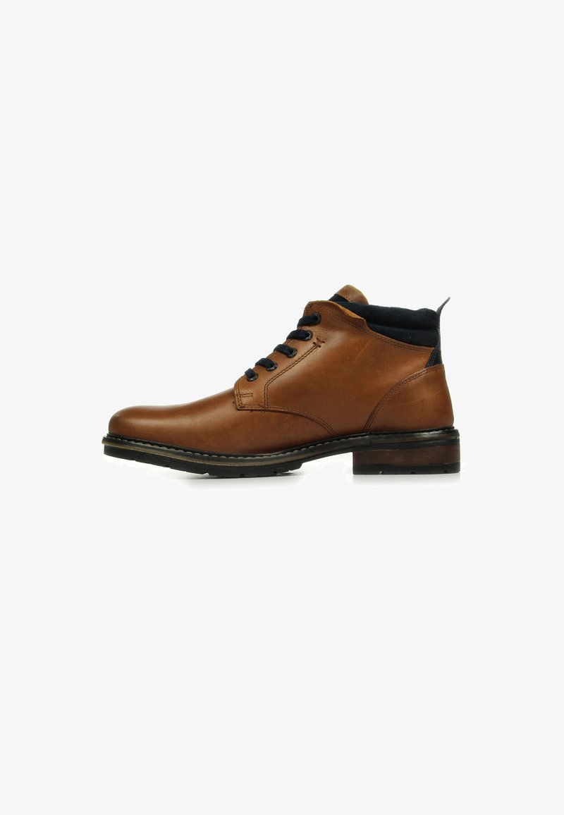 Stivali ankle in pelle marrone con finitura texturizzata, occhielli neri per i lacci e un collare nero a contrasto; tacco robusto e punta tonda.