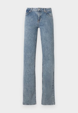 Kék, egyenes szárú farmer magas derékkal, elöl gombos záródással és ötpántos zsebfelépítéssel, fehér háttéren bemutatva.