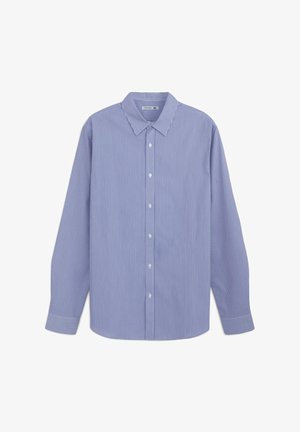 Camicia button-up azzurro chiaro con strisce bianche verticali, maniche lunghe e colletto classico. Realizzata in tessuto morbido con una finitura lucida.