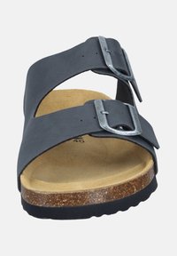 Zwarte leren sandalen met twee brede banden en zilveren metalen gespen; kurken voetbed met bruine textuur en zwarte rubberen buitenzool.