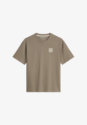 Taupe T-shirt met korte mouwen en een ronde hals, met een klein licht vierkant logo op de linkerborst van het merk Marc O'Polo.