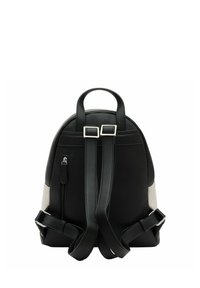Zainetto in pelle nera dalla forma arrotondata, con accessori in argento, spallacci regolabili e un pannello laterale in grigio chiaro a contrasto.