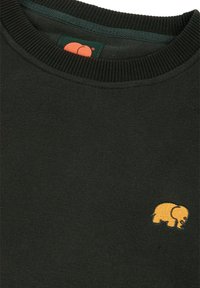 Suéter de cuello redondo verde oscuro con cuello acanalado y pequeño elefante amarillo bordado en el lado izquierdo del pecho.