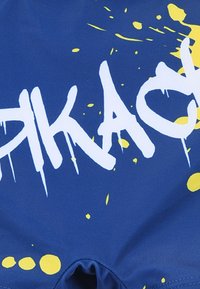 Blauer Stoff mit abstrakten gelben Spritzmustern. Präsentiert fette weiße Schriftzüge "PIKACHU." Glatte Textur, elastisches Material, geeignet für Badekleidung.