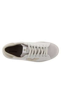 Baskets blanches avec des accents beige clair, capuchon en suède texturé, lacets plats et logo sur la languette. Présente une forme de bout arrondi et un design minimaliste.
