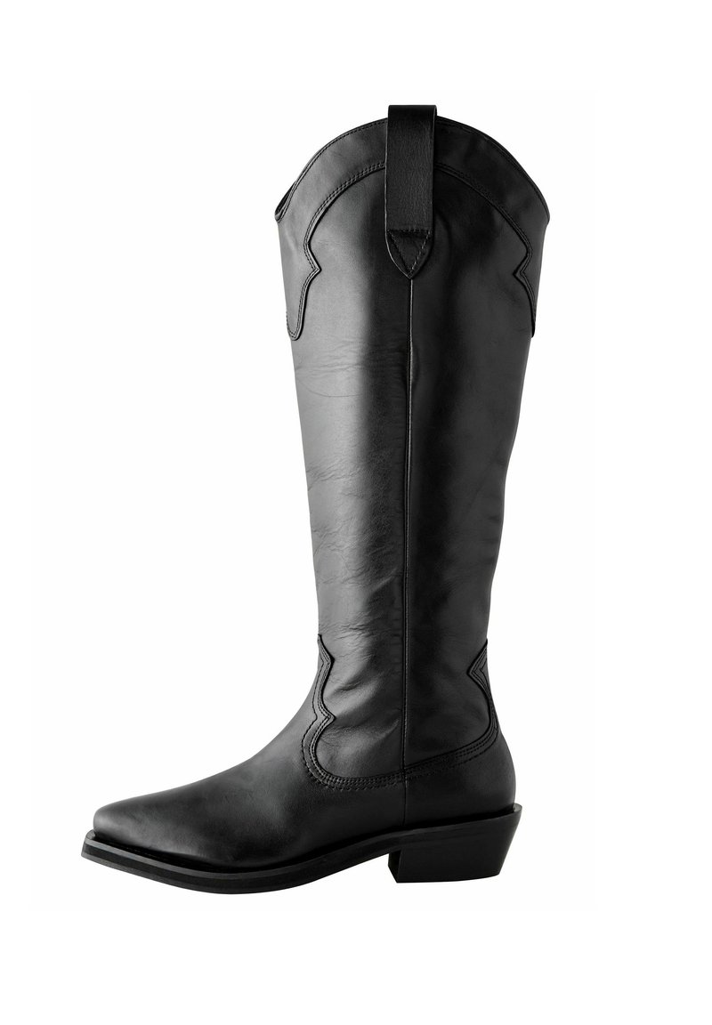 Bottes en cuir noir montantes jusqu'aux genoux avec des bouts pointus, des coutures décoratives, une languette en haut et un talon empilé. Texture lisse.
