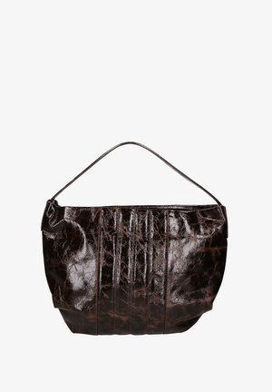Borsa a pieghe marrone realizzata in materiale lucido. Presenta una sola tracolla curva e una superficie texturizzata con leggere pieghe.