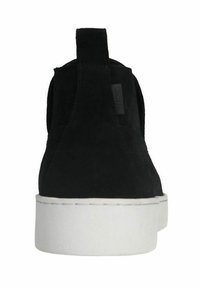 Zwarte suède hoge sneakers met een gestructureerd oppervlak, een witte rubberen zool en een achterste lus voor gemakkelijke aan- en uittrekken. Eenvoudig ontwerp zonder patronen.