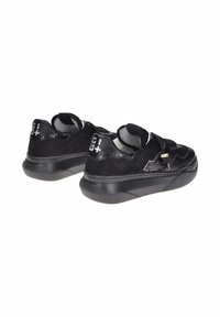 Scarpe da ginnastica nere con tomaia in suede e pelle textured, colletto imbottito, suola nera spessa e dettagli bianchi minimi.