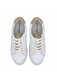 Des baskets en cuir blanc présentent une languette en paillettes dorées texturées, des lacets plats et un accent de talon en suède beige. La marque est imprimée à l'intérieur.