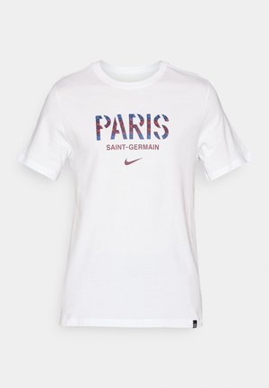 Bijela majica kratkih rukava s natpisom "PARIS" u plavim i crvenim geometrijskim slovima te "SAINT-GERMAIN" manjim slovima ispod. Uključeno Nike logo.